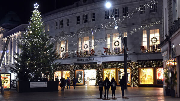 2044655_12_articlelarge_EOHXmaslights18